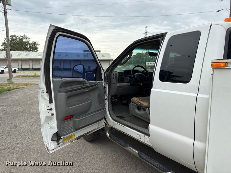 image for item DO5235 2004 Ford F450 Super Duty Ext. Cab utility / service truck