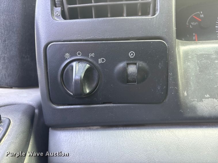 image for item DO5235 2004 Ford F450 Super Duty Ext. Cab utility / service truck