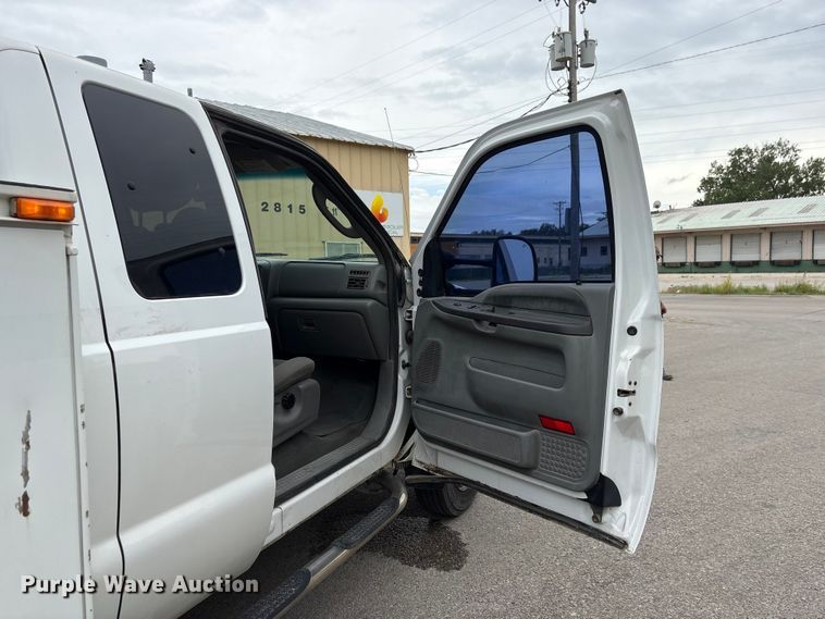 image for item DO5235 2004 Ford F450 Super Duty Ext. Cab utility / service truck