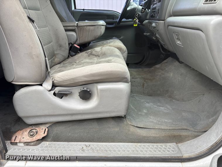 image for item DO5235 2004 Ford F450 Super Duty Ext. Cab utility / service truck