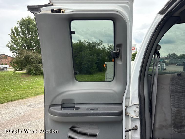 image for item DO5235 2004 Ford F450 Super Duty Ext. Cab utility / service truck