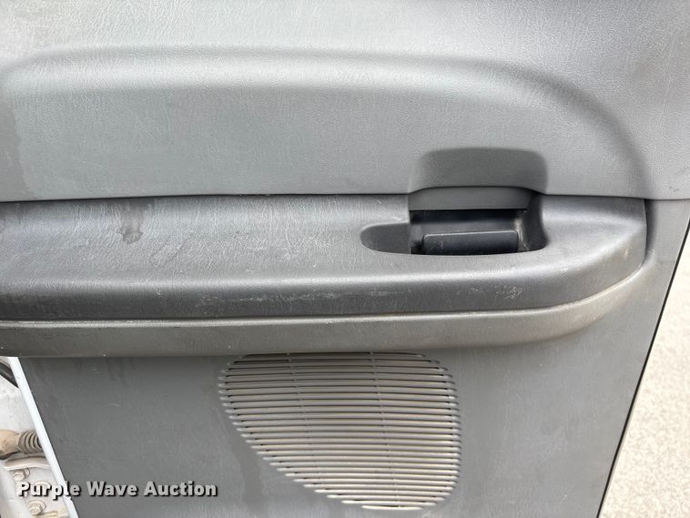 image for item DO5235 2004 Ford F450 Super Duty Ext. Cab utility / service truck