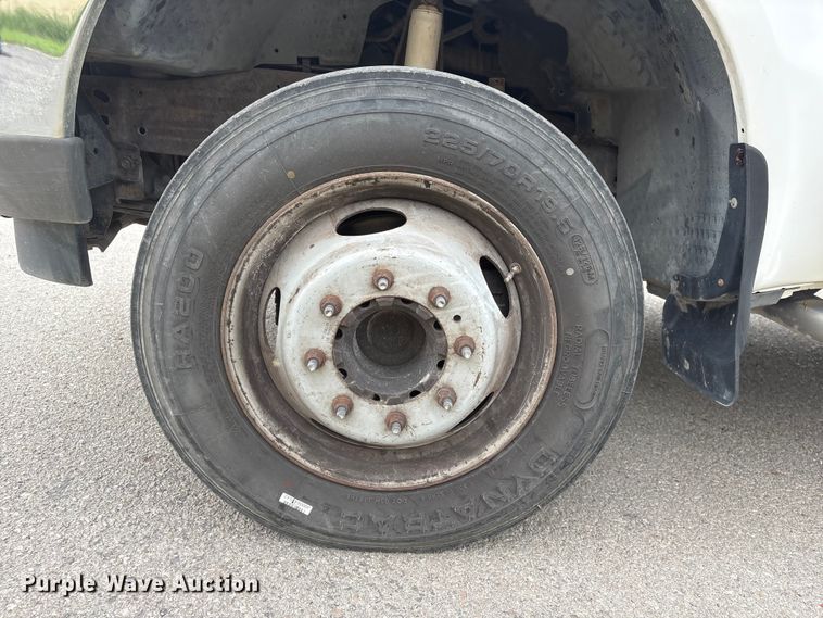 image for item DO5235 2004 Ford F450 Super Duty Ext. Cab utility / service truck