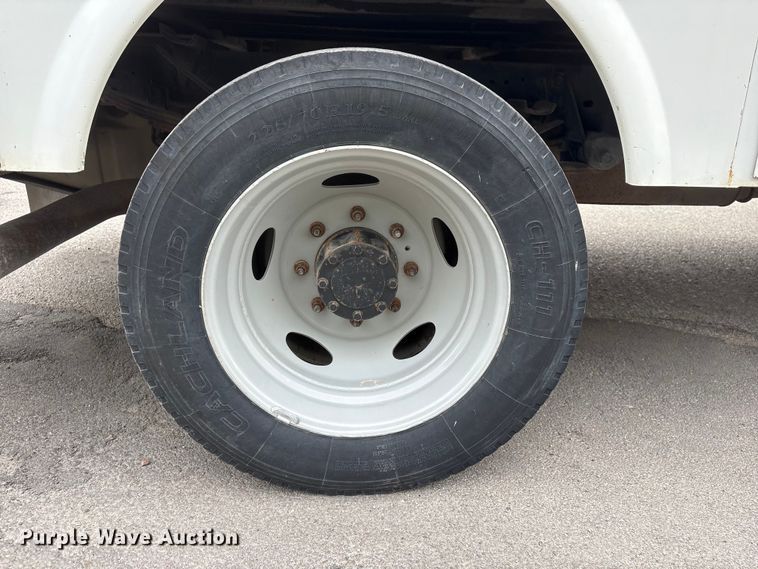 image for item DO5235 2004 Ford F450 Super Duty Ext. Cab utility / service truck