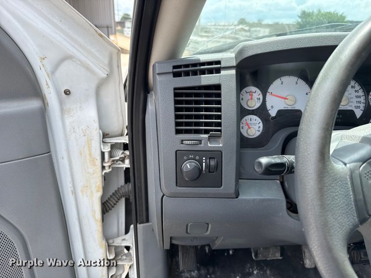 image for item DO8516 2010 Dodge Ram 3500 flatbed pickup truck