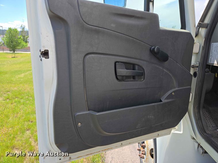 image for item DP8942 2014 International 4300 box truck