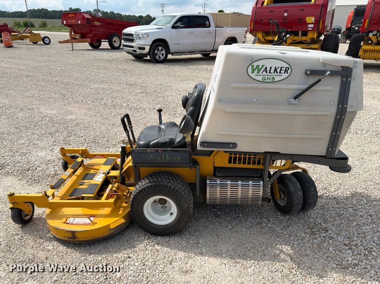 image for item DQ7825 2001 Walker MFG Co. MTGHS ZTR lawn mower