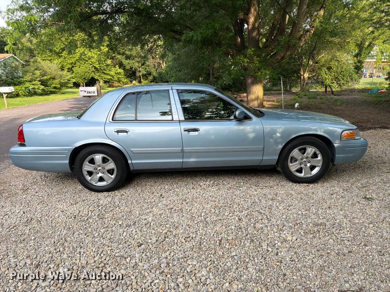 image for item DQ7826 2011 Ford Crown Victoria 