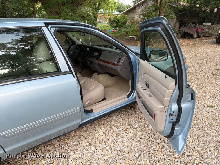 image for item DQ7826 2011 Ford Crown Victoria 