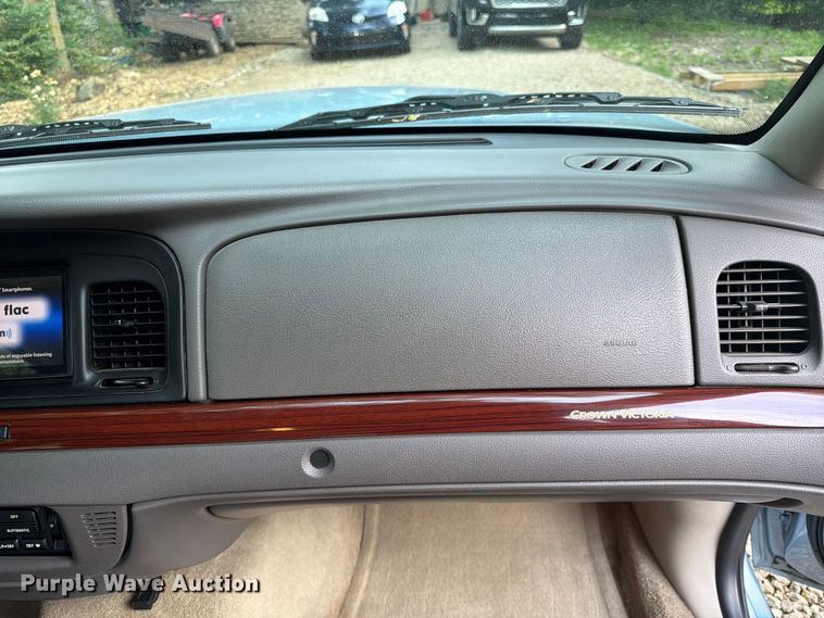 image for item DQ7826 2011 Ford Crown Victoria 