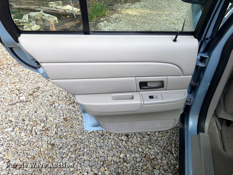 image for item DQ7826 2011 Ford Crown Victoria 