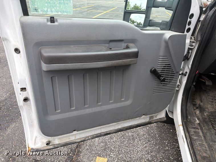 image for item DQ7830 2012 Ford F350 Super Duty flatbed pickup truck