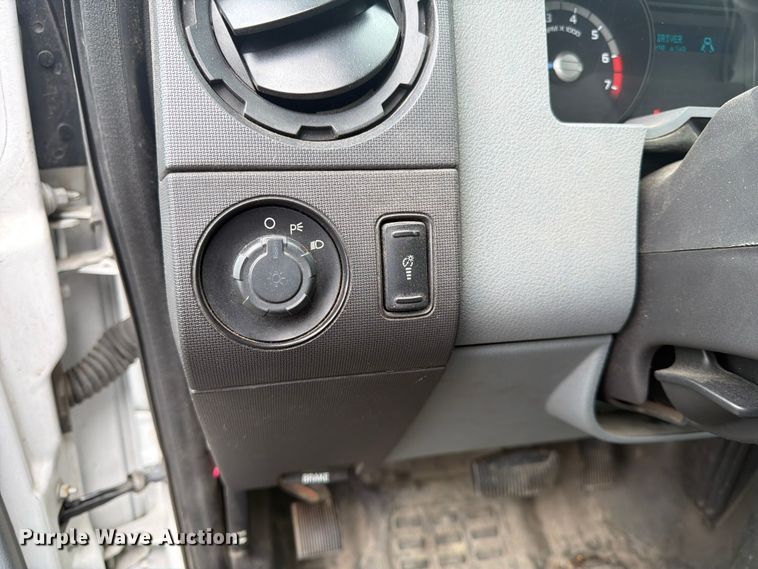 image for item DQ7830 2012 Ford F350 Super Duty flatbed pickup truck