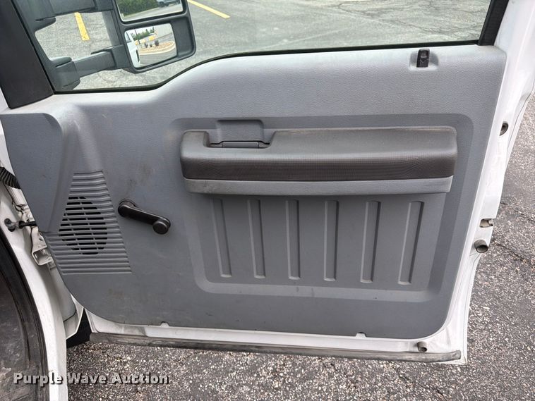 image for item DQ7830 2012 Ford F350 Super Duty flatbed pickup truck