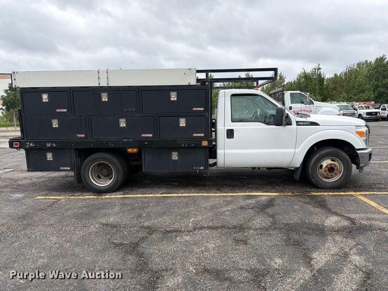 image for item DQ7831 2012 Ford F350 Super Duty flatbed pickup truck
