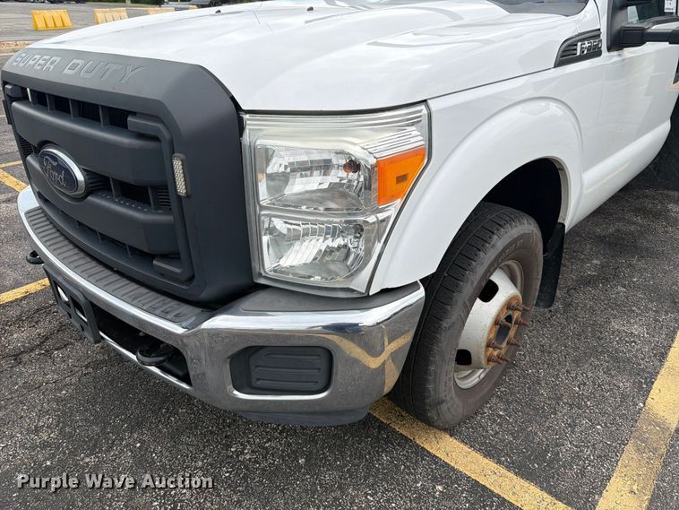 image for item DQ7831 2012 Ford F350 Super Duty flatbed pickup truck