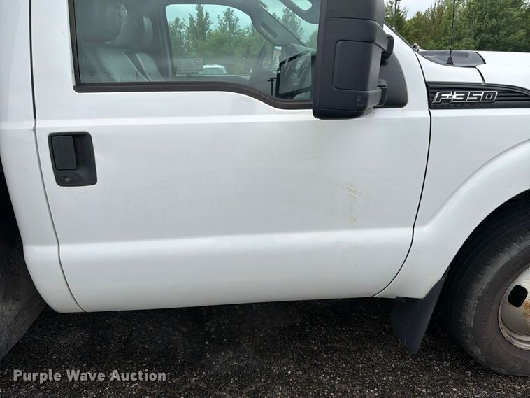 image for item DQ7831 2012 Ford F350 Super Duty flatbed pickup truck