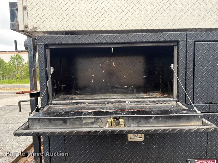 image for item DQ7831 2012 Ford F350 Super Duty flatbed pickup truck