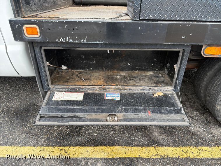 image for item DQ7831 2012 Ford F350 Super Duty flatbed pickup truck
