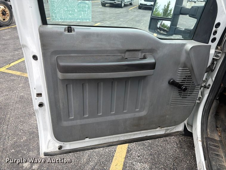 image for item DQ7831 2012 Ford F350 Super Duty flatbed pickup truck