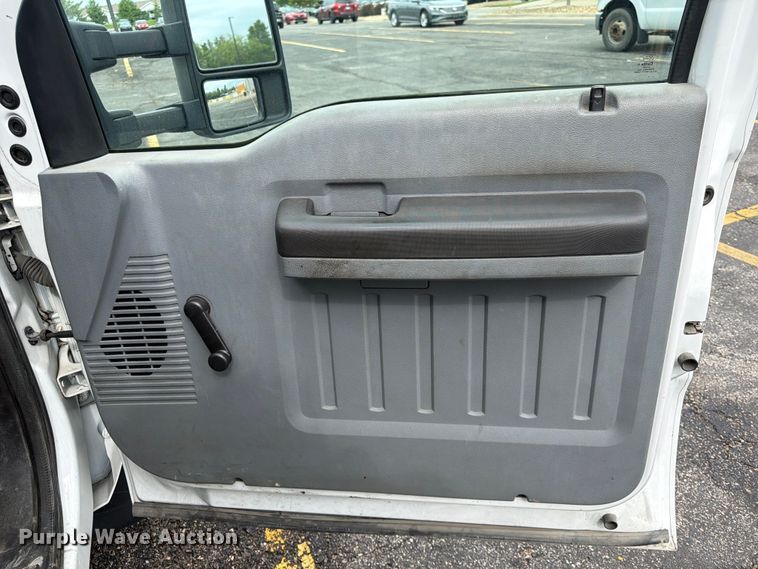 image for item DQ7831 2012 Ford F350 Super Duty flatbed pickup truck