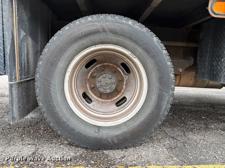 image for item DQ7831 2012 Ford F350 Super Duty flatbed pickup truck