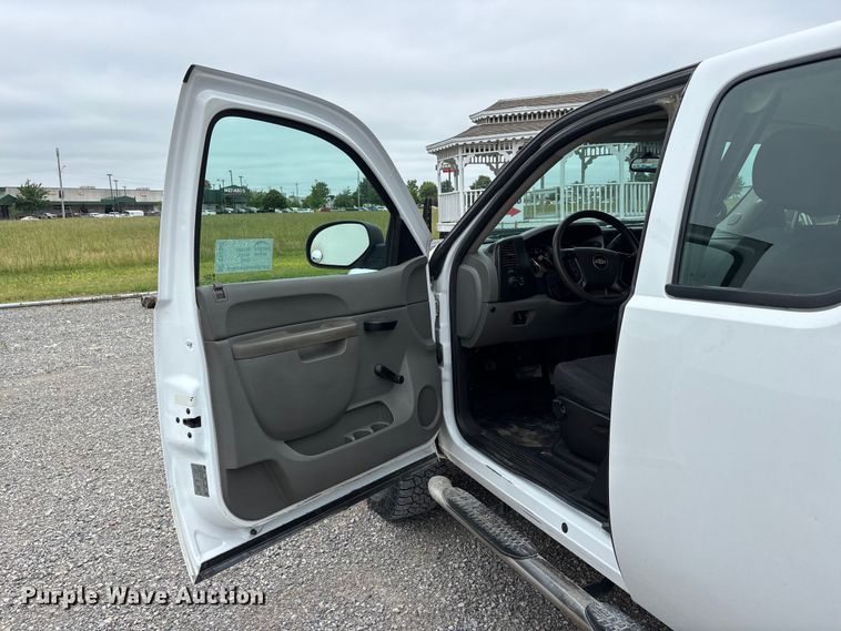 image for item DV4369 2011 Chevrolet Silverado 2500HD Ext. Cab flatbed pickup truck