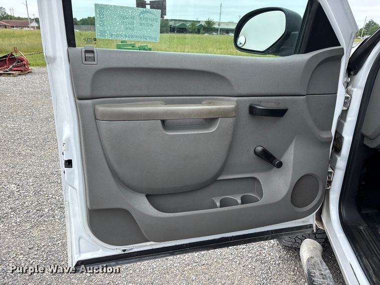 image for item DV4369 2011 Chevrolet Silverado 2500HD Ext. Cab flatbed pickup truck
