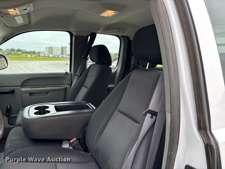 image for item DV4369 2011 Chevrolet Silverado 2500HD Ext. Cab flatbed pickup truck