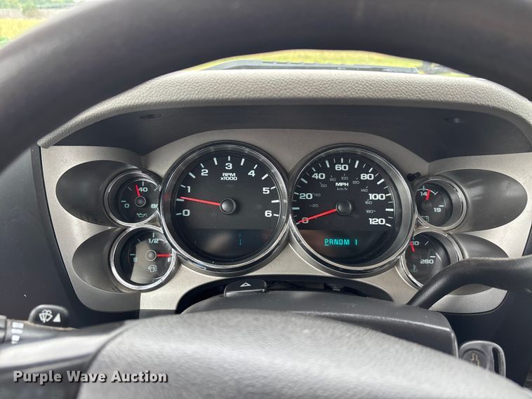 image for item DV4369 2011 Chevrolet Silverado 2500HD Ext. Cab flatbed pickup truck