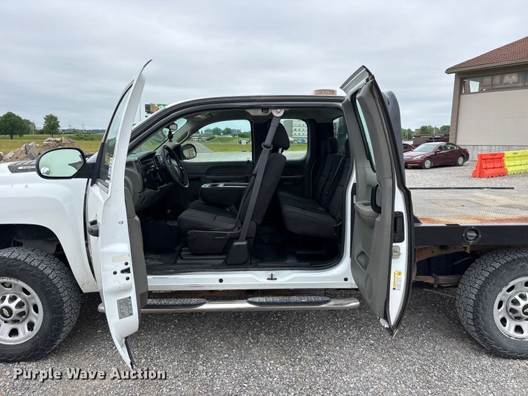 image for item DV4369 2011 Chevrolet Silverado 2500HD Ext. Cab flatbed pickup truck
