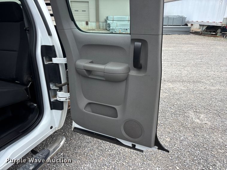 image for item DV4369 2011 Chevrolet Silverado 2500HD Ext. Cab flatbed pickup truck