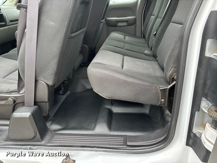image for item DV4369 2011 Chevrolet Silverado 2500HD Ext. Cab flatbed pickup truck