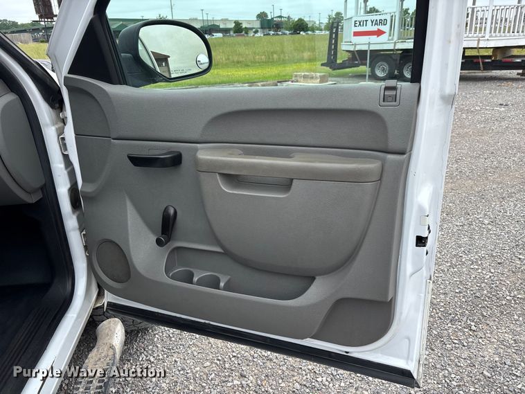 image for item DV4369 2011 Chevrolet Silverado 2500HD Ext. Cab flatbed pickup truck