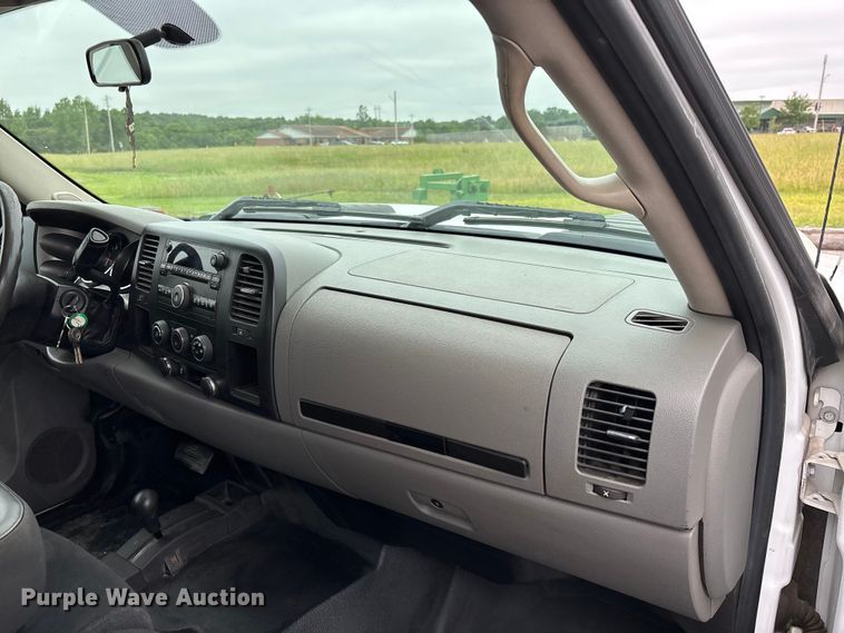 image for item DV4369 2011 Chevrolet Silverado 2500HD Ext. Cab flatbed pickup truck