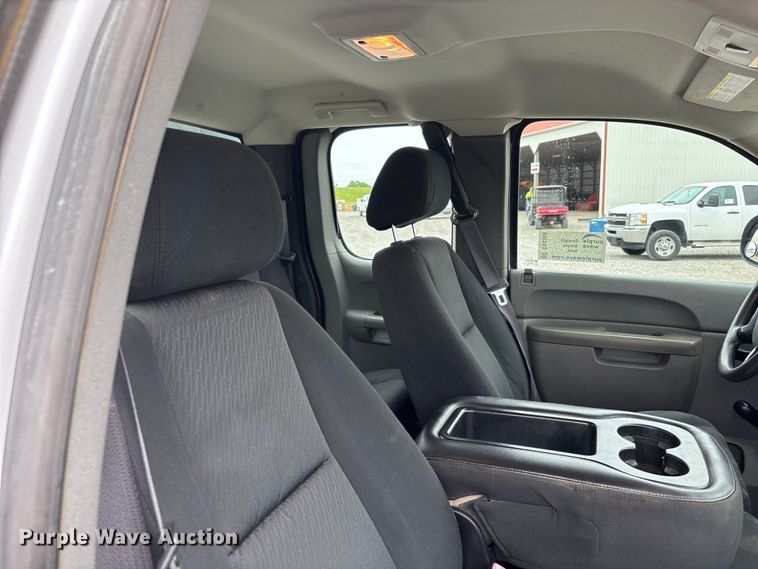 image for item DV4369 2011 Chevrolet Silverado 2500HD Ext. Cab flatbed pickup truck