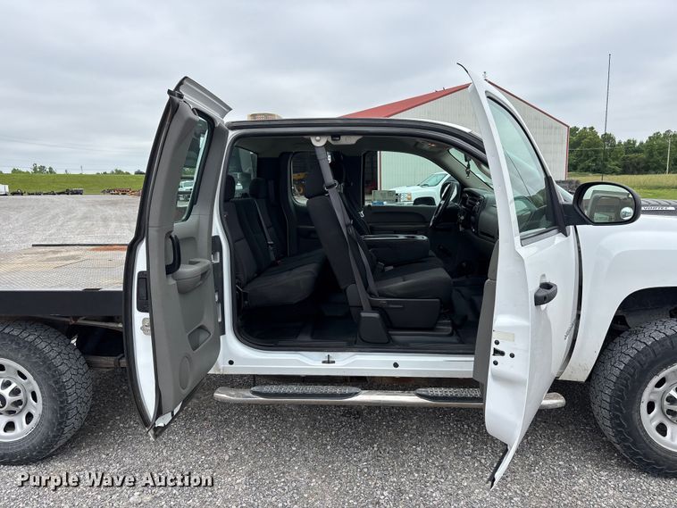 image for item DV4369 2011 Chevrolet Silverado 2500HD Ext. Cab flatbed pickup truck