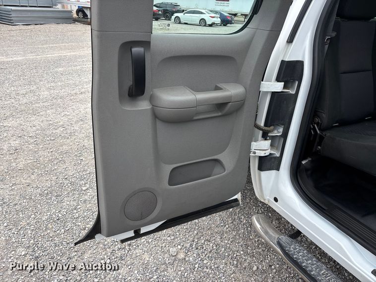 image for item DV4369 2011 Chevrolet Silverado 2500HD Ext. Cab flatbed pickup truck