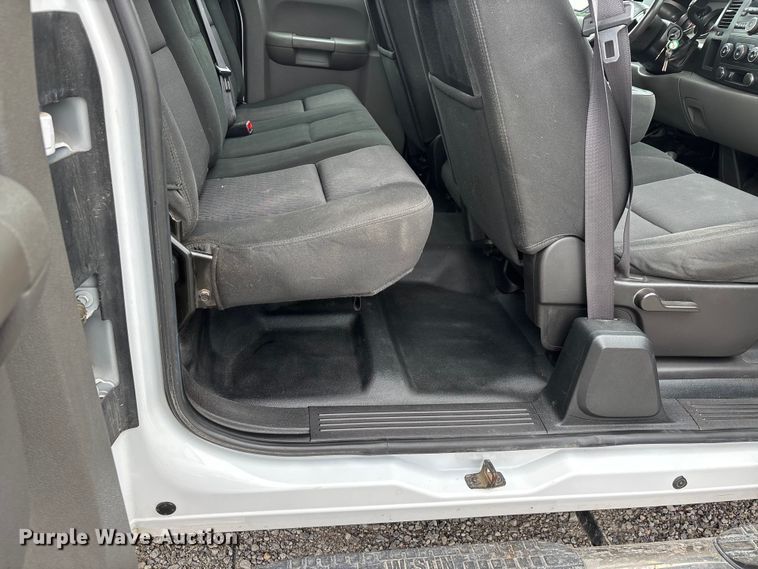 image for item DV4369 2011 Chevrolet Silverado 2500HD Ext. Cab flatbed pickup truck