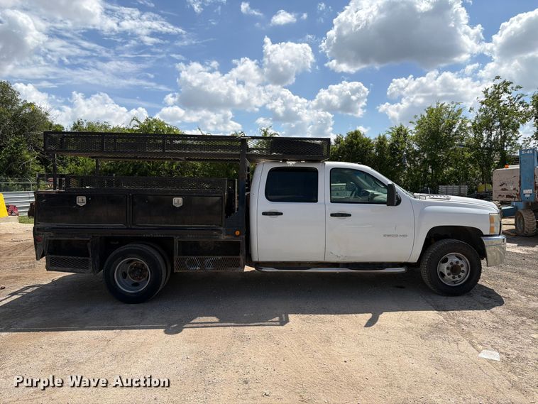 image for item ED5296 2014 Chevrolet Silverado 3500HD Crew Cab flatbed pickup truck