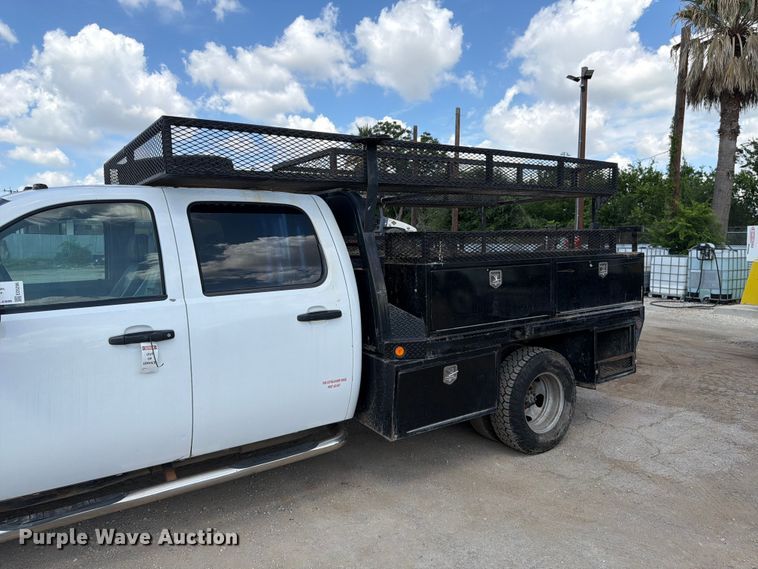 image for item ED5296 2014 Chevrolet Silverado 3500HD Crew Cab flatbed pickup truck