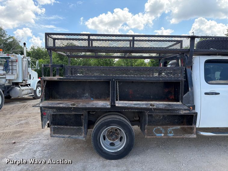 image for item ED5296 2014 Chevrolet Silverado 3500HD Crew Cab flatbed pickup truck