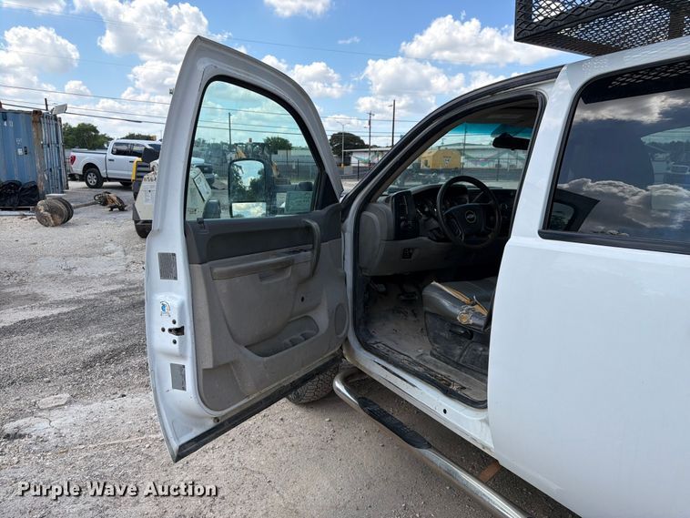 image for item ED5296 2014 Chevrolet Silverado 3500HD Crew Cab flatbed pickup truck