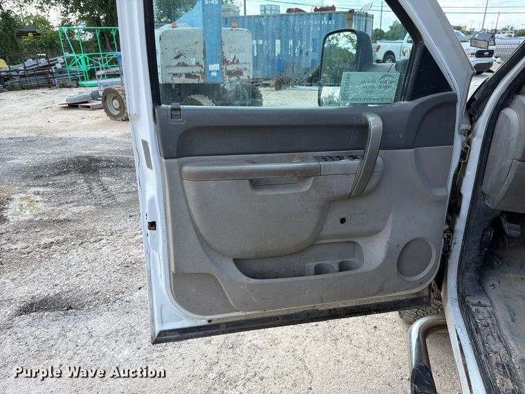 image for item ED5296 2014 Chevrolet Silverado 3500HD Crew Cab flatbed pickup truck