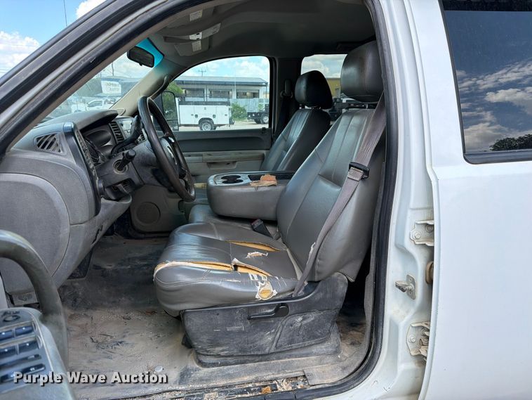 image for item ED5296 2014 Chevrolet Silverado 3500HD Crew Cab flatbed pickup truck