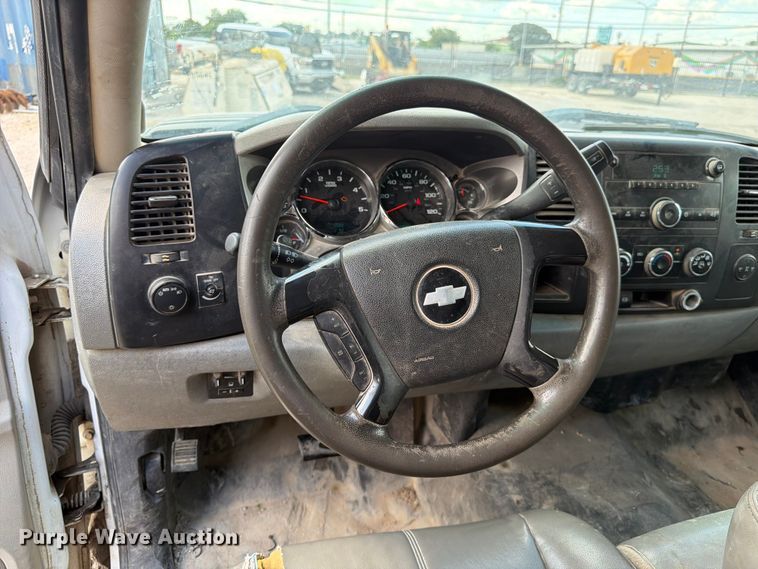 image for item ED5296 2014 Chevrolet Silverado 3500HD Crew Cab flatbed pickup truck