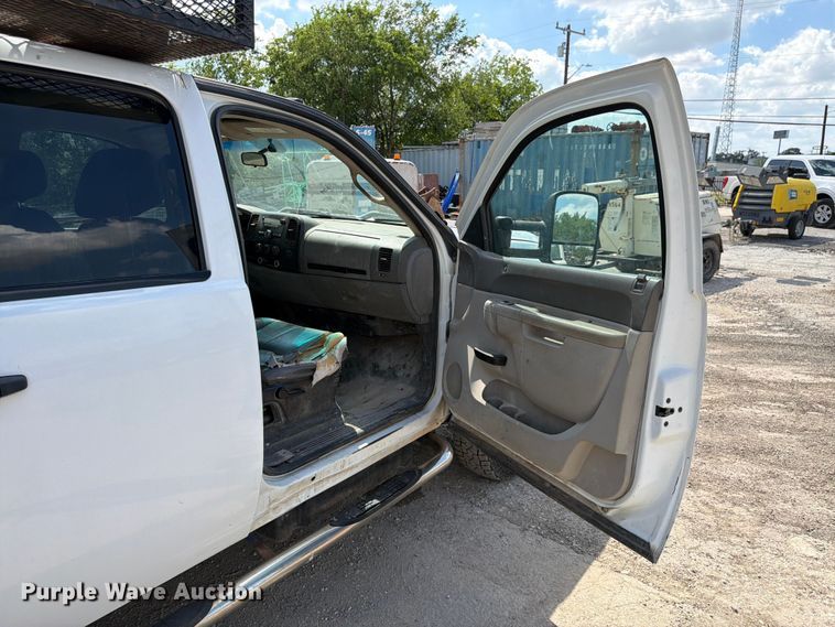 image for item ED5296 2014 Chevrolet Silverado 3500HD Crew Cab flatbed pickup truck