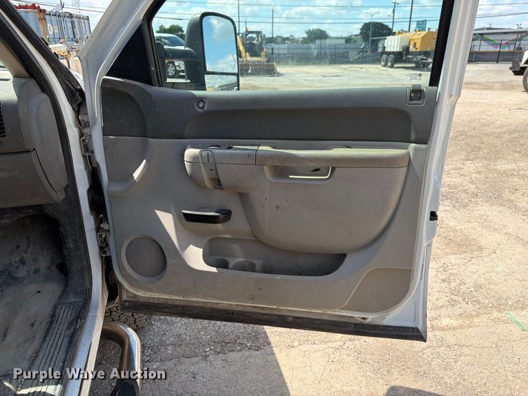 image for item ED5296 2014 Chevrolet Silverado 3500HD Crew Cab flatbed pickup truck
