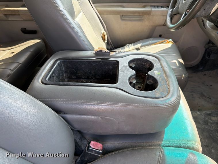 image for item ED5296 2014 Chevrolet Silverado 3500HD Crew Cab flatbed pickup truck