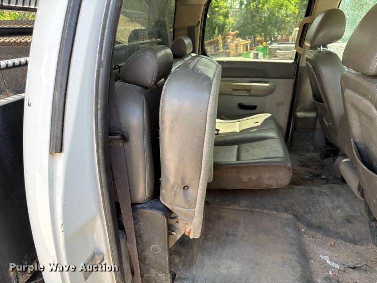 image for item ED5296 2014 Chevrolet Silverado 3500HD Crew Cab flatbed pickup truck